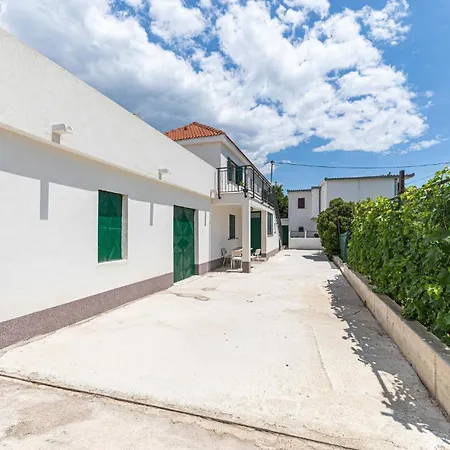 2 Bedroom Front In Kastel Stari Kaštela