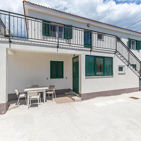Апартаменты 2 Bedroom Stunning In Kastel Stari Каштела