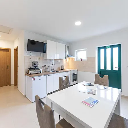 2 Bedroom Front In Kastel Stari *
